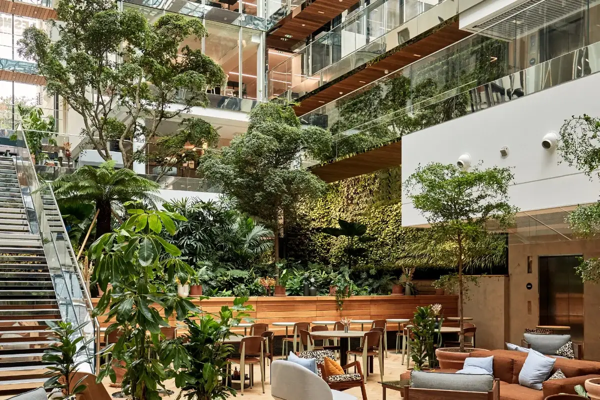 Espace de bureaux avec atrium végétalisé et zone de détente